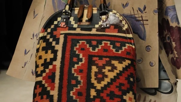 Burberry с етно бохемски чанти