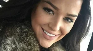 Бориса Тютюнджиева показа стегнатото си  дупе