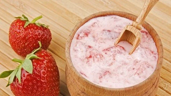 Подхранваща маска за коса с ягоди