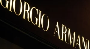 Armani започва да шие медицински облекла