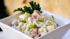 Салата със селъри, ябълка и шунка