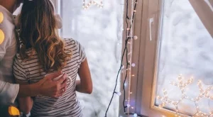 Коледно настроение и върху прозорците