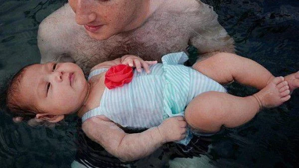 Бебето на Зукърбърг с първи уроци по плуване
