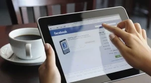Мъжете са от LinkedIn, жените са от Facebook