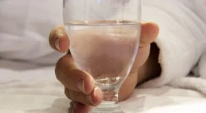 Притча: Колко тежи една чаша вода