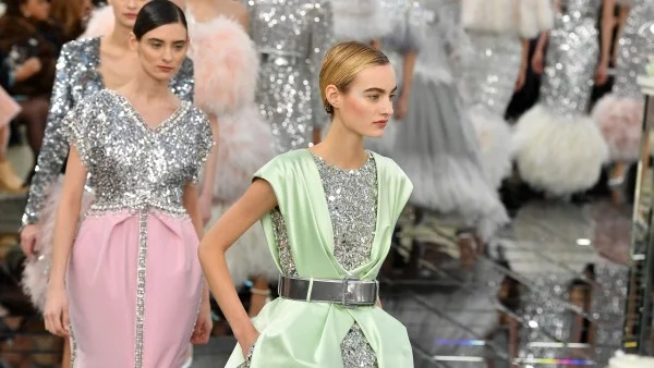 Блясък и подчертани талии от Chanel за Пролет/Лято 2017