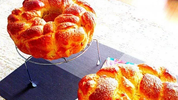 Сочни козунаци със заквасена сметана