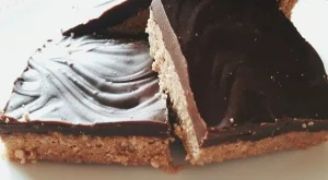 Шоколадови блокчета с фъстъчено масло