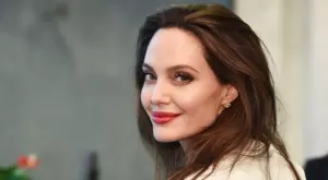 Заради тази фотосесия Анджелина Джоли не се е къпала 3 дни (ВИДЕО)