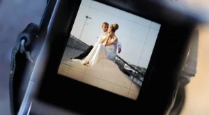 Екстремни снимки и нетрадиционни локации хит в сватбената фотография