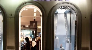 И Versace се отказа от естествените кожи