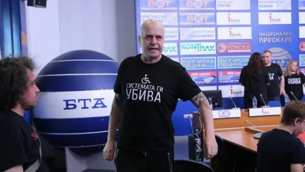 Слави Трифонов дарява печалбата от концерта си в Лондон на децата с увреждания