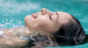 Съвети как да предпазите косата си от хлорираната вода в басейна  