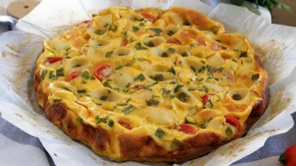 Фритата с паста, чери домати и грах 