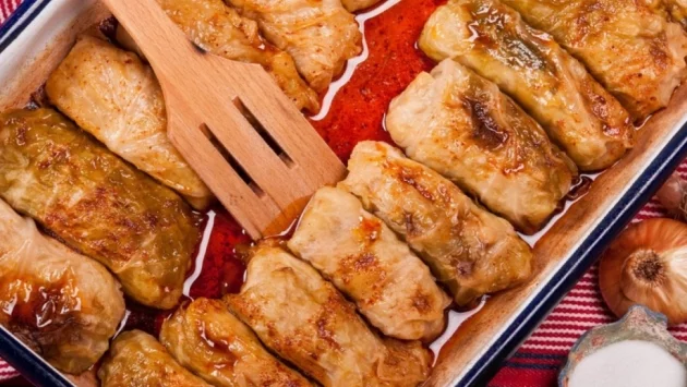 Зелеви сарми с боб, ориз и булгур
