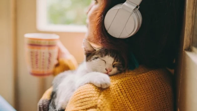 Ето защо котките се гушкат в стопаните си