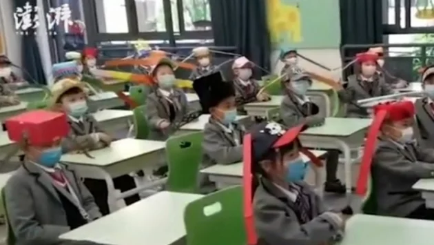 Срещу коронавирус: На училище с 1-метрова шапка (ВИДЕО)