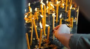 Виц за днес: Мутра влиза в църква