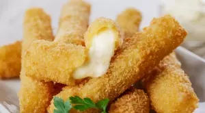 Хрупкави и сочни панирани кашкавалени пръчици