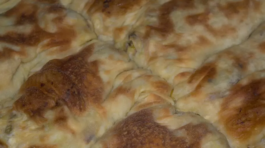 Баница с ръчно точени кори и коприва