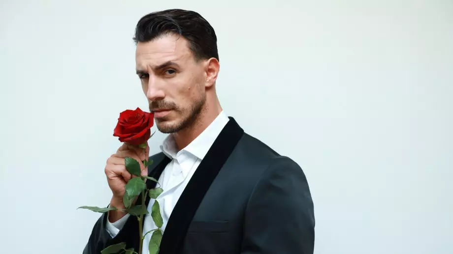 Страстна целувка в премиерния епизод на "Ергенът" (СНИМКИ)