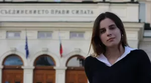 Флора Стратиева - 21-годишното момиче, до което се допитват политическите ни лидери