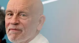 И Джон Малкович си навлече проблеми заради изтекъл COVID-паспорт