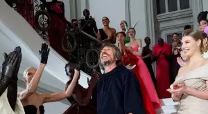 Модели с извивки и бели коси представиха Valentino (ВИДЕО)