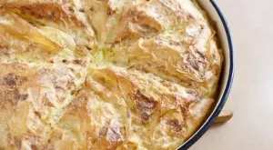 Няма толкова вкусен зелник с домашни кори 