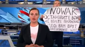 Марина Овсянникова - смелата руска журналистка, която възхити света