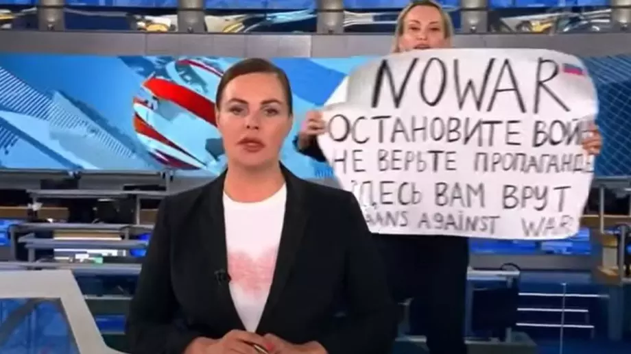 Марина Овсянникова - смелата руска журналистка, която възхити света