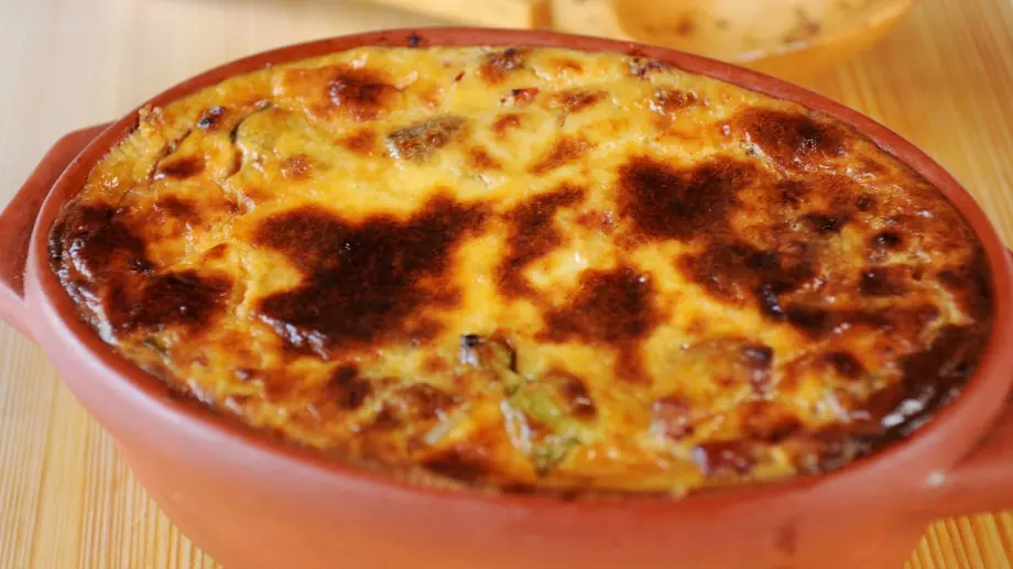 Мусака с пържено зеле и картофено пюре