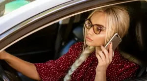 Женски виц за 23 януари 2024: Блондинки минават покрай едно село