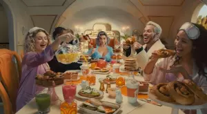 Takeaway.com обявява благотворителна томбола за спечелване на единствен по рода си тоалет на Кейти Пери