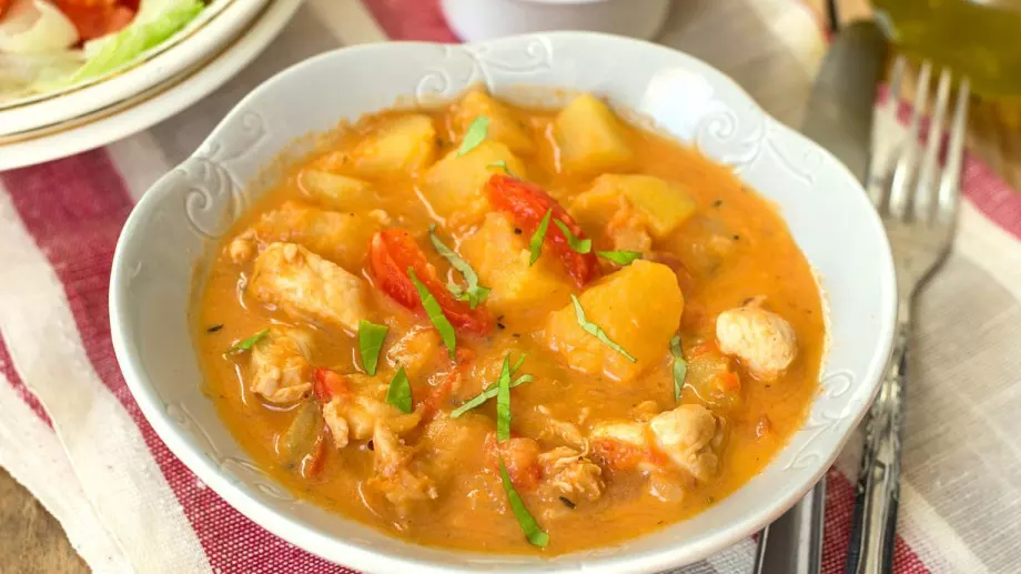 Не сте яли по-вкусна картофена яхния с пилешко