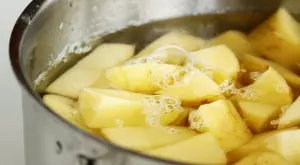С този трик  по-бързо  ще сварите картофите