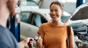 Виц на деня: Жена в автосервиз