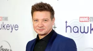 Джеръми Ренър e в критично състояние след  инцидент със снегорин