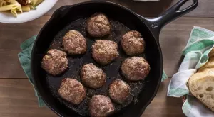 От тефтера на баба: Сочни пържени кюфтета с кисело мляко