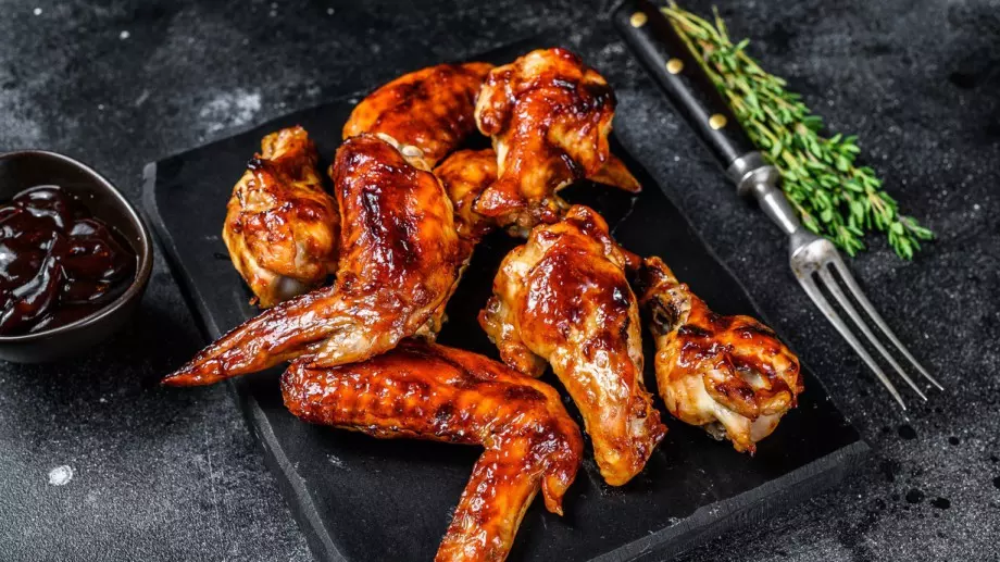 Сочни пилешки крилца със соев сос и червени боровинки на Air-fryer 