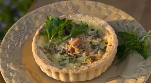 Готово за 5 минути: Вкусен киш със спанак и шунка