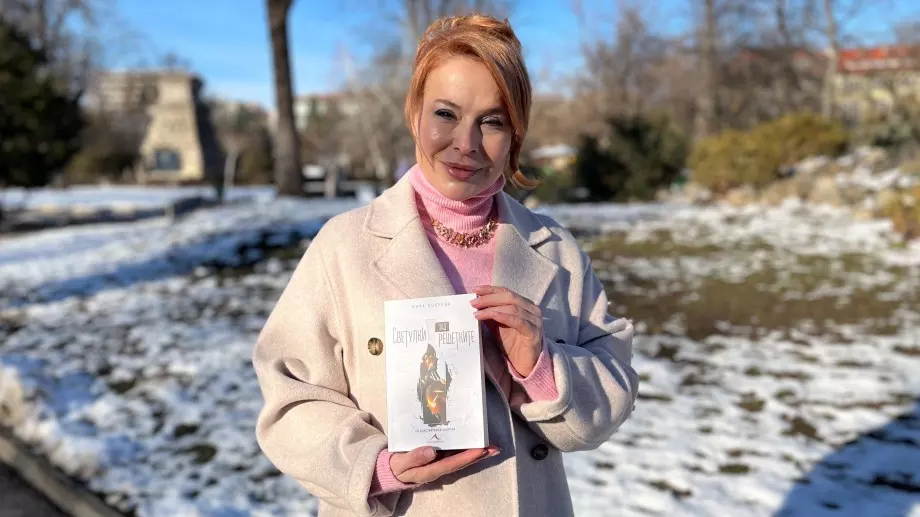 "Светулки зад решетките" от Мира Добрева - наглед груба, но всъщност човечна книга