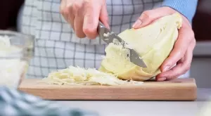 Зеле с яйца на тиган: Бюджетна и бърза вечеря