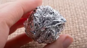 Защо да поставите топка от алуминиево фолио във фурната?