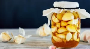 Маринов чесън в буркан