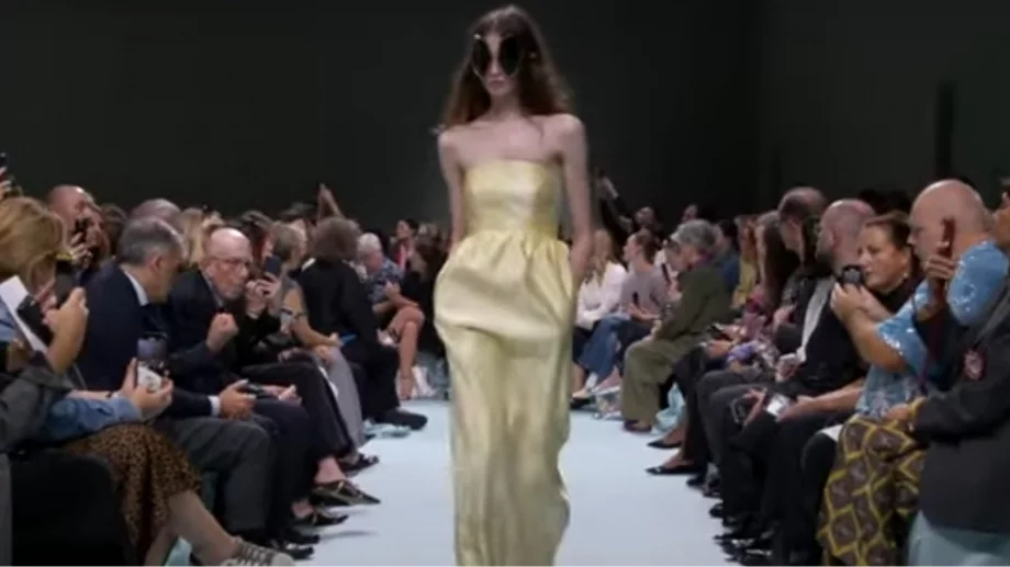 Prada Пролет/Лято 2025: Сребристи поли и очила с огромни стъкла(ВИДЕО)