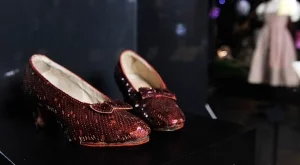 Червените пантофки от "Магьосникът от Оз" се продадоха за рекордна сума