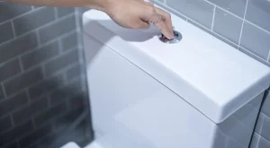Защо слагат алуминиево фолио в тоалетната и работи ли този трик?