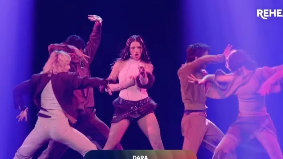 "Bangaranga" на сцената на "Евровизия": Вижте първото живо изпълнение на DARA (ВИДЕО)